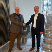 Handschlag des Ersten Bürgermeister der Gemeinde Köditz, Matthias Beyer, und mir zum Fototermin