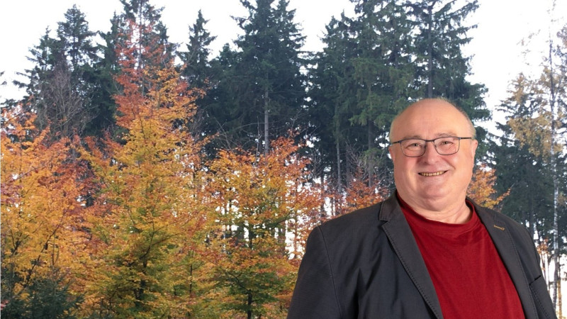Portraitfoto von Erhard Goller vor Laubholzpflanzung in Fichtenforst (Waldumbau)